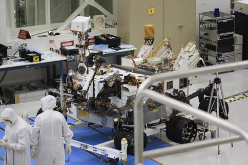 <span class="caps">MSL</span> in the High Bay at <span class="caps">JPL</span> With Wheels, Mast and Arm Assembled. September 2010