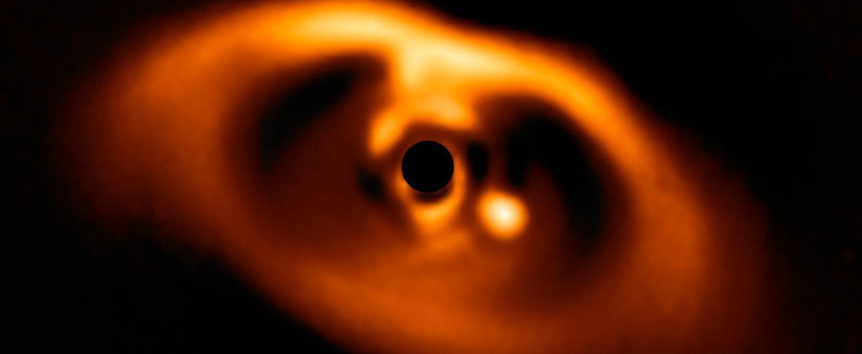 The SPHERE instrument on ESO's Very Large Telescope captured the first clear image of a planet forming around the dwarf star PDS 70. The planet stands clearly out, visible as a bright point to the right of the centre of the image.