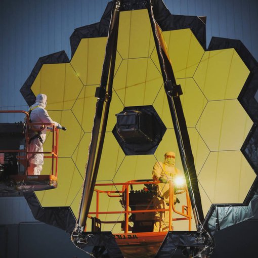 Engineers conduct a white light inspection on NASA’s James Webb Space Telescope in the clean room at NASA’s Goddard Space Flight Center, Greenbelt, Maryland. (NASA/Chris Gunn)