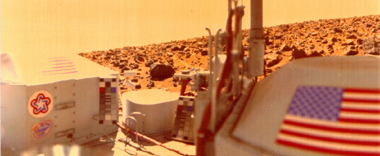 Viking 2 Lander image showing the spacecraft and part of Utopia Planitia, looking due south.