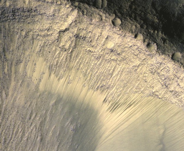 An image of recurring slope lineae on Mars, which are believed to represent the movement of briny water on the Red Planet’s surface. These areas may be hospitable to microbes. Credit: NASA/JPL-Caltech/Univ. of Arizona