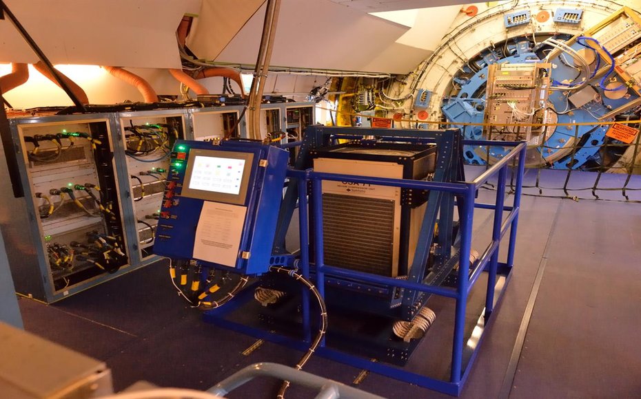 The new instrument upGREAT is mounted on the telescope (background) of the airborne observatory SOFIA. In the foreground, the cryocooler’s compressor can be seen, together with its dynamic suspension that compensates for movements of the aircraft.