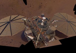 This selfie of NASA’s InSight lander is a mosaic made up of 14 images taken on March 15 and April 11 – the 106th and 133rd Martian days, or sols, of the mission – by the spacecraft Instrument Deployment Camera located on its robotic arm.