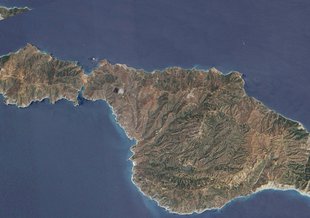 Southwest of the Los Angeles coast lies Santa Catalina Island, a 35-kilometer- (22-mile-) long island that runs roughly northwest to southeast, and spans 13 kilometers (8 miles) at its widest point.