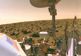 Viking 2 looks out across Utopia Planitia. A recent re-analysis of Viking’s data showed that it had detected perchlorates.