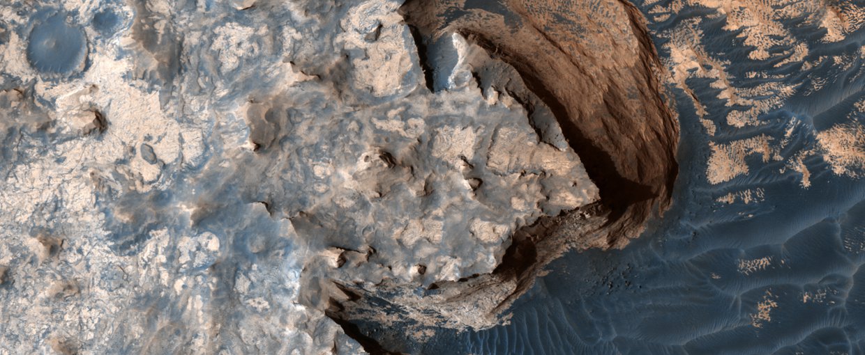 This image was acquired by the High Resolution Imaging Science Experiment (HiRISE) camera aboard MRO on April 18, 2017, at 14:04 local Mars time. This is a crater that has been infilled by material.