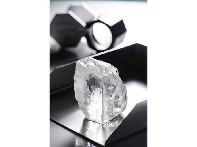 An example of a super-deep diamond from the Cullinan Mine, where scientists recently discovered a diamond that provides first evidence in nature of Earth’s fourth most abundant mineral–calcium silicate perovskite.
