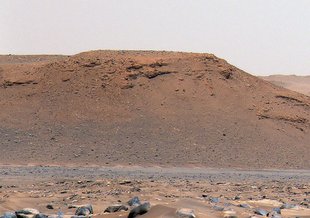 The escarpment the science team refers to as “Scarp a” is seen in this image captured by Perseverance rover’s Mastcam-Z instrument on Apr. 17, 2021.