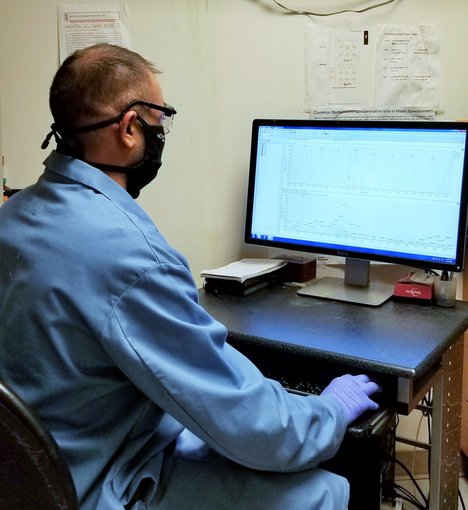 Co-author Fnu Mahipal performing the mass analysis of a reaction of pyruvate and glyoxylate in Krishnamurthy lab.