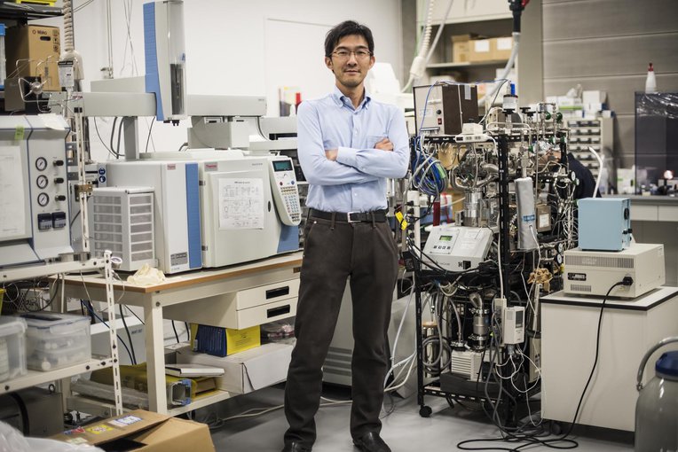 Biogeochemist Yuichiro Ueno in his lab at ELSI built the instrument (to his right) to further his research.