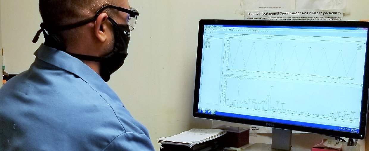 Co-author Fnu Mahipal performing the mass analysis of a reaction of pyruvate and glyoxylate in Krishnamurthy lab.