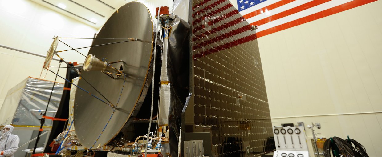 The high gain antenna and solar arrays were installed on the OSIRIS-REx spacecraft prior to it moving to environmental testing.