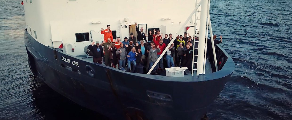 Group photo of the entire expedition team, including scientists, engineers, students, and crew members of the CLV Ocean Link.